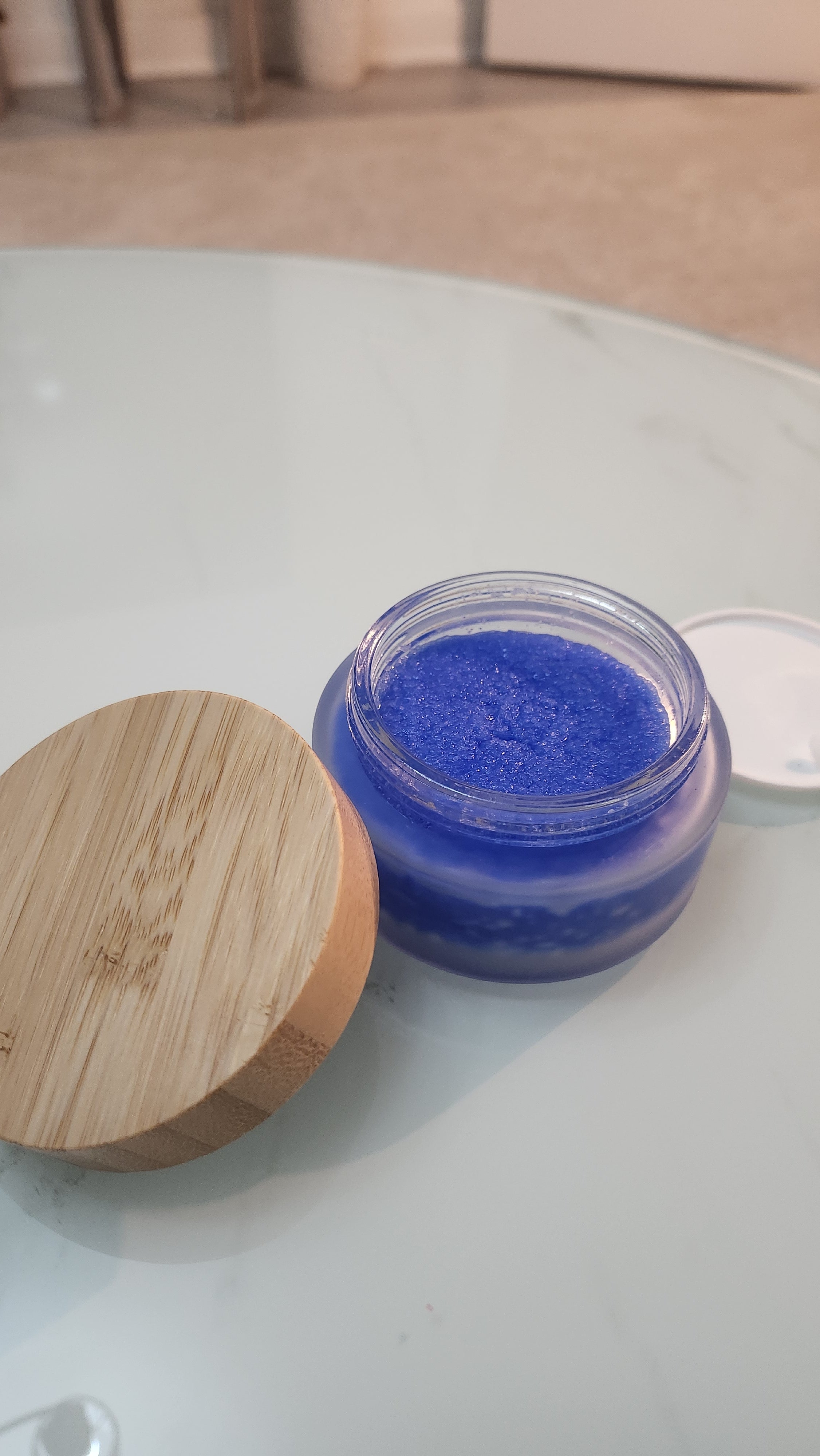 Gommage Pure Nila : L’Éclat Bleu dans un Écrin de Verre.       250g