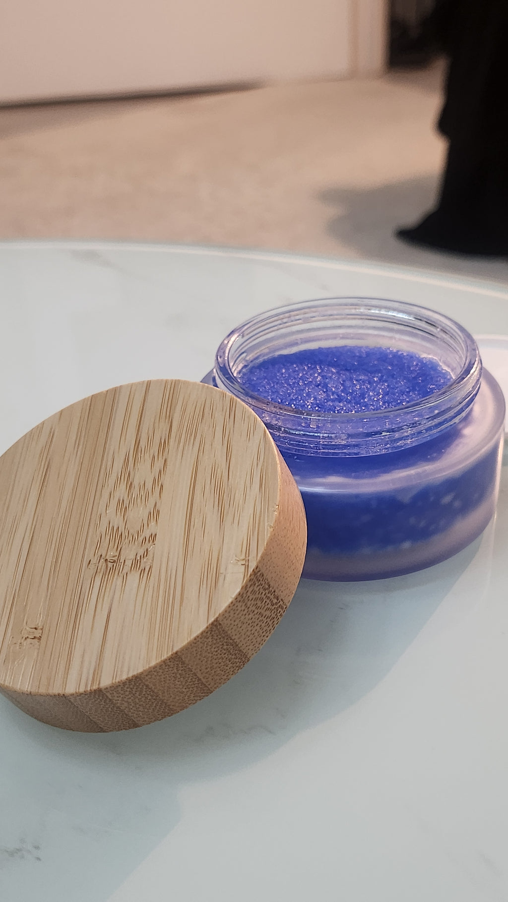 Gommage Pure Nila : L’Éclat Bleu dans un Écrin de Verre.       250g
