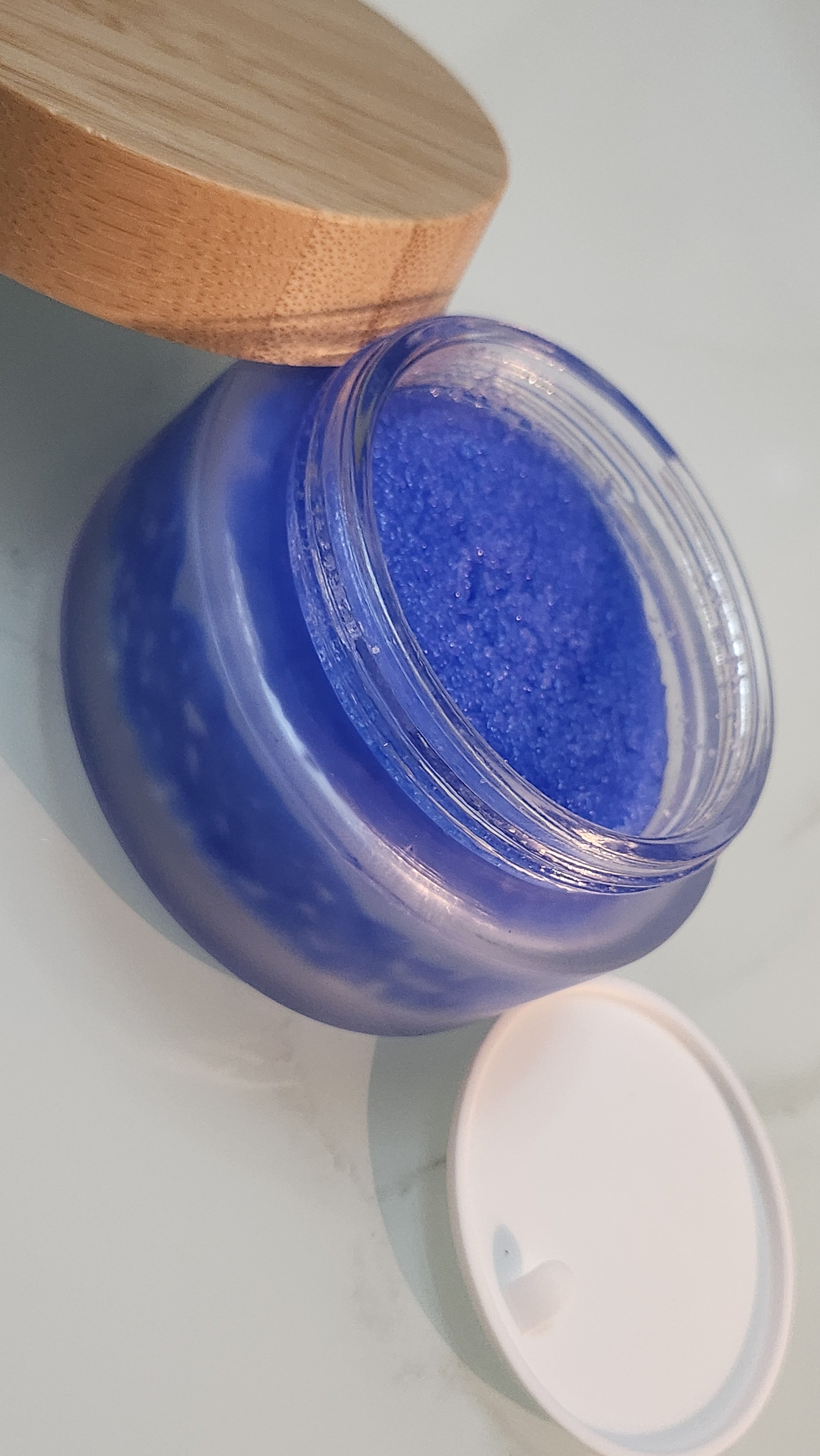 Gommage Pure Nila : L’Éclat Bleu dans un Écrin de Verre.       250g